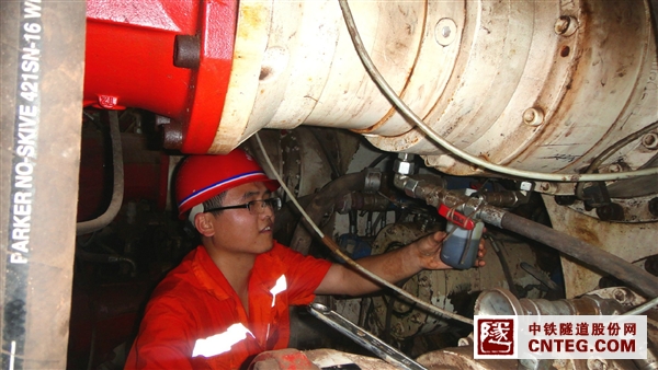 主驱动减速箱取油样.JPG
