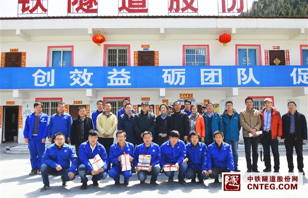 业主慰问留影.jpg