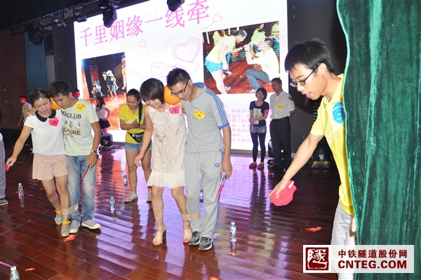 中隧员工在游戏现场.JPG