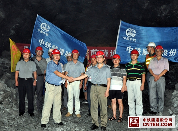 京台高速A5标岩前隧道右线贯通京台公司董事长陈道华(前排右)等领导到场祝贺.jpg