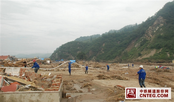 废墟上铺管线.JPG