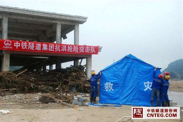 抢搭帐篷.JPG