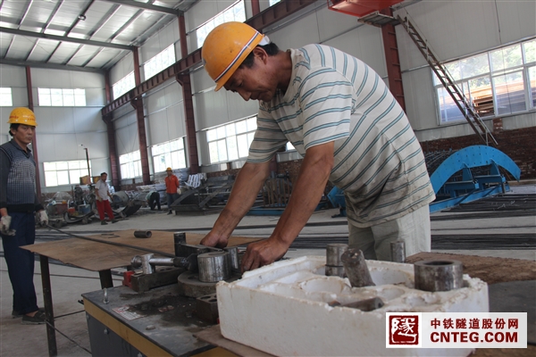 图一：工人师傅加班加点加工TBM仰拱预制块钢筋笼焊接钢筋.JPG