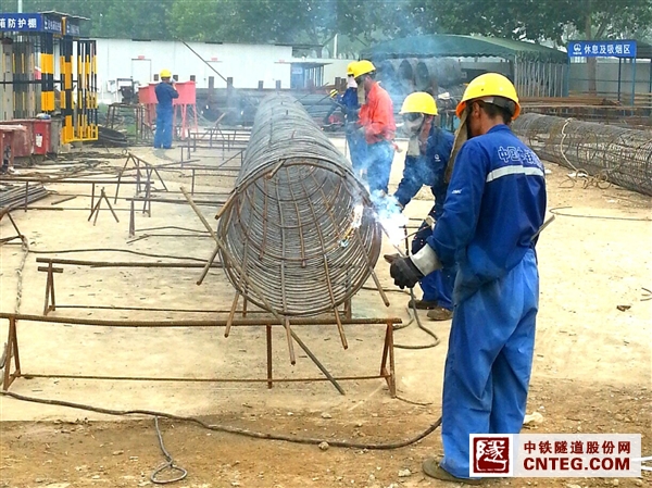 酷暑中作业人员.jpg