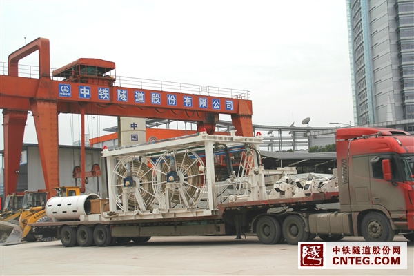 重庆5104标58号盾构顺利进场1 (1).JPG