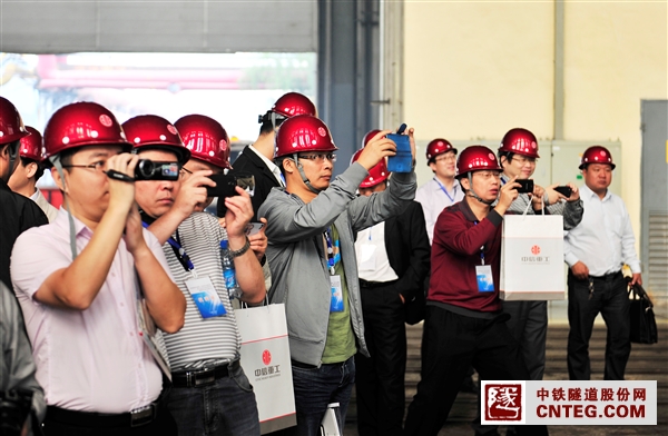 与会人员在试车现场2.jpg