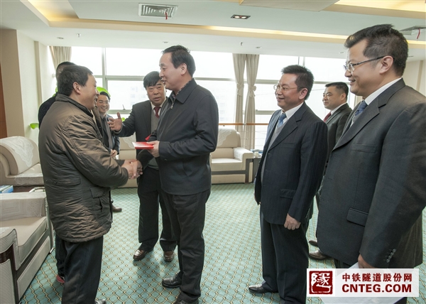 集团董事长慰问困难职工2.JPG