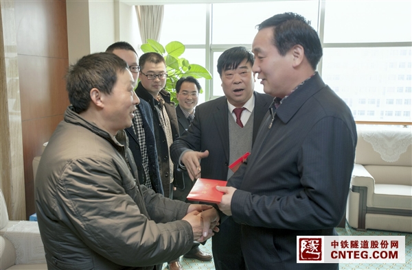 集团董事长慰问困难职工.JPG