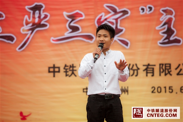 男声独唱《弹起我心爱的土琵琶》.jpg