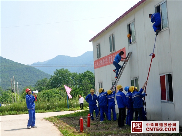 自制绳索滑下和援救无自救能力的女员工.JPG