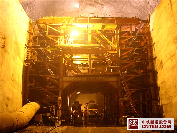 TBM组装洞衬砌台车施工1.JPG