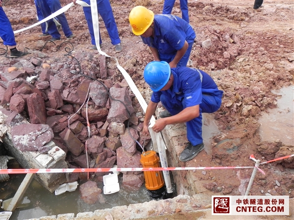 11水泵安放在险情的重点区域.JPG