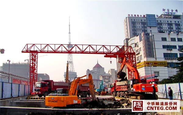 宝带东路站基坑正式开挖.jpg