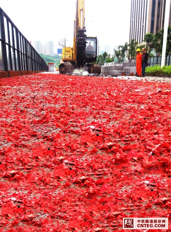 图为重庆轨道交通五号线和睦路站破土动工.jpg
