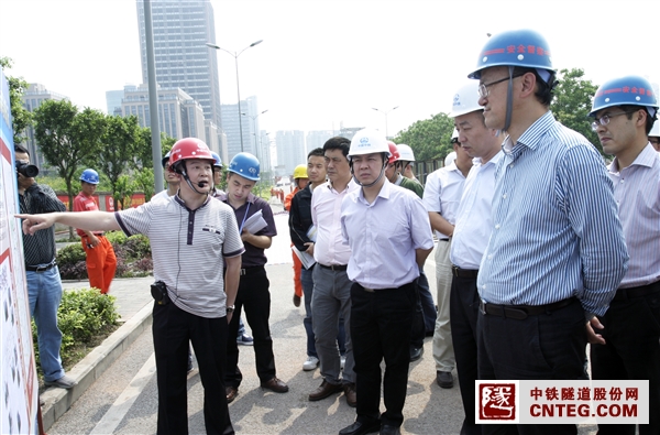 图为仲建华董事长听取项目进展情况汇报.jpg