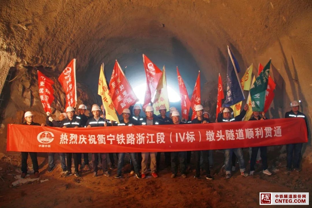 640UQG1GFB7.jpg