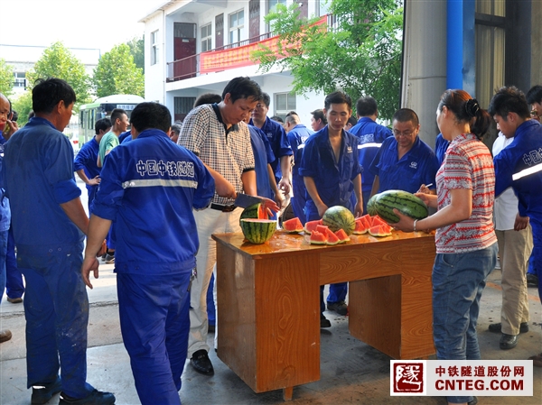 公司领导亲自下车间为员工送清凉.JPG