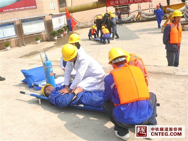 医疗救护组现场施救.jpg