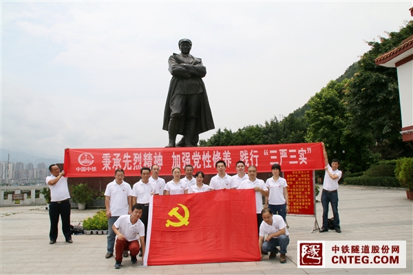 纪念馆铜像前留影.JPG
