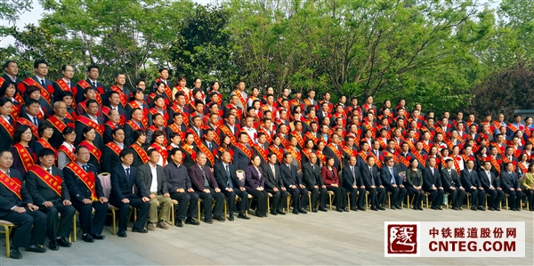 2014.4.24 2014郑州市五一劳动奖章获奖者合影.jpg