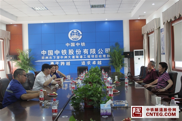 中国中铁工会副主席刘建嫒到隧道股份郑州中州大道项调研指导工作2.JPG