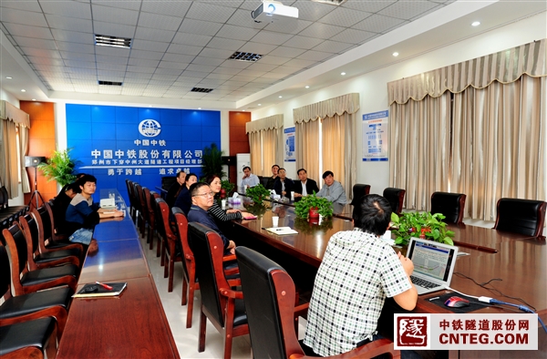 会议室汇报.jpg