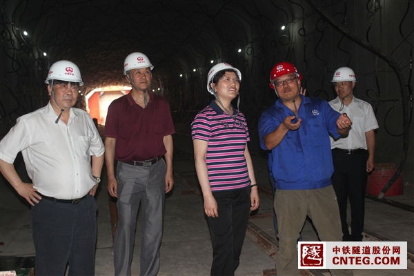 中国中铁工会副主席刘建嫒到隧道股份郑州中州大道项调研指导工作.JPG