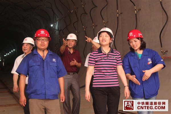 中国中铁工会副主席刘建嫒到隧道股份郑州中州大道项调研指导工作1.JPG