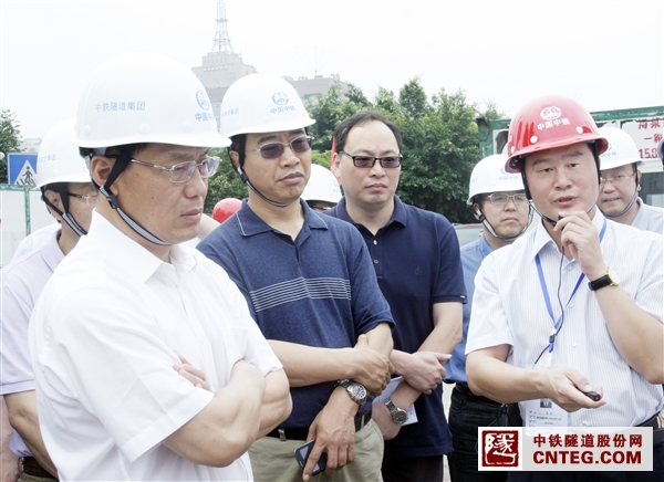 图为中国中铁股份有限公司副总裁、总工程师刘辉(左一)、安全总监李凤超(左二)在施工现场听取中铁隧道股份有限公司重庆轨道交通五号线土建5104标常务副经理、工委书记刘远同志汇报2.jpg