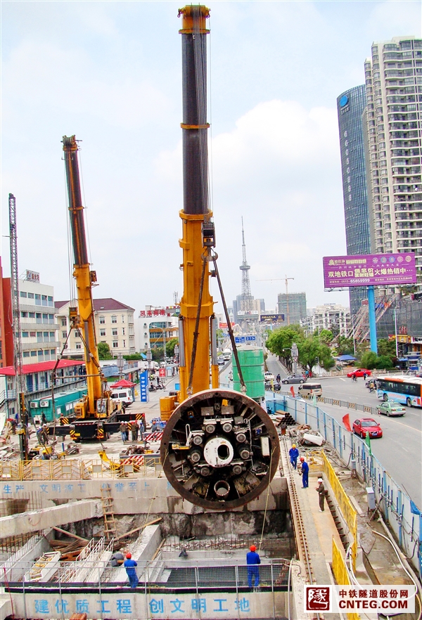 苏州4号线石湖路站第一台盾构机顺利下井.jpg