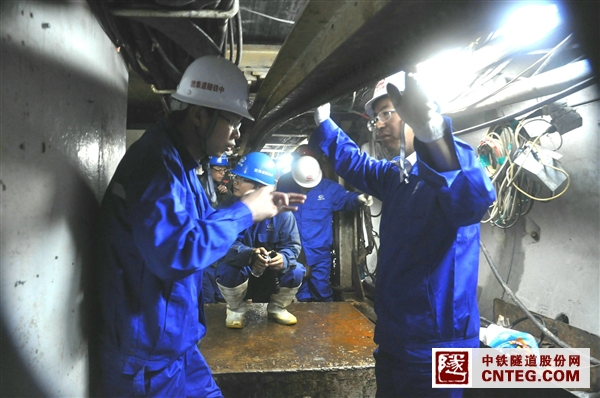 总工程师洪开荣听取汇报.JPG