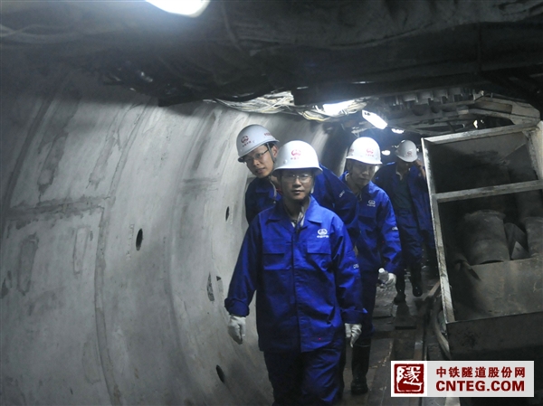 集团副总经理陈建在参观TBM.JPG