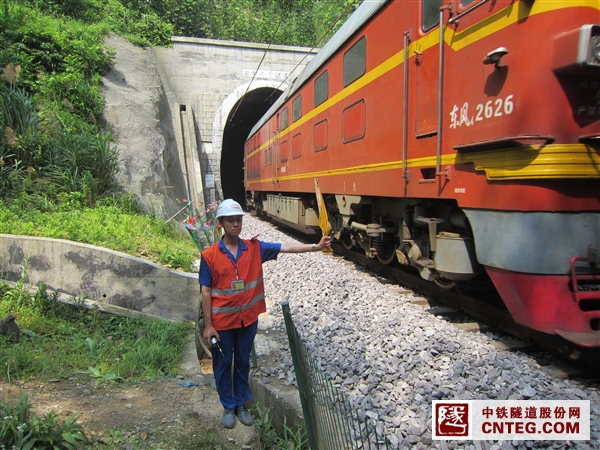 防护员接车.JPG