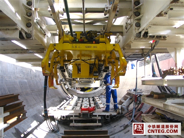 2006年9月2日双护盾TBM内景.JPG