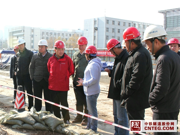 轨道公司总经理张洲莅临郑州地铁2号线视察指导工作.jpg