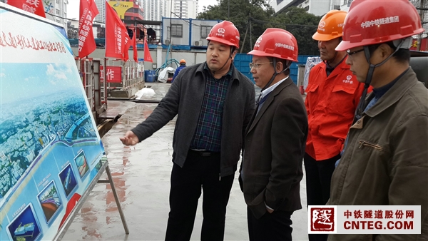 听取项目进展汇报.jpg