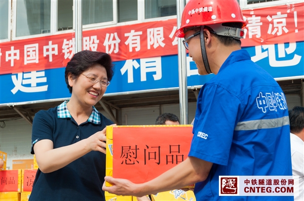 3 给员工“送清凉”.jpg