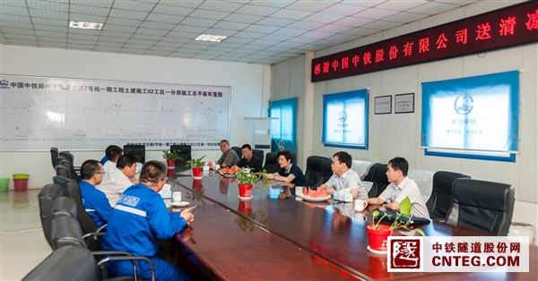 4 会议室座谈.jpg