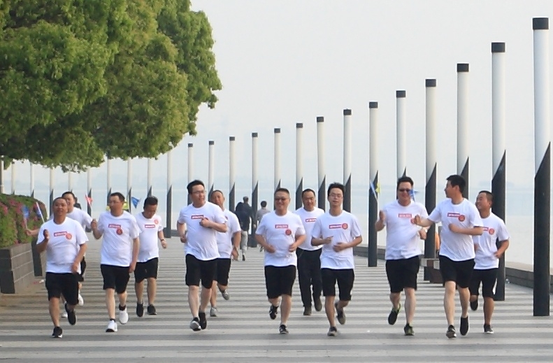 环金鸡湖半程跑队员做最后冲刺_看图王.JPG