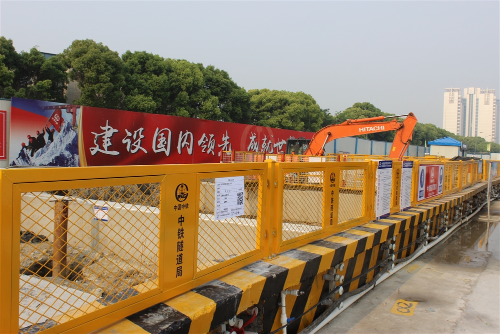 让标准成为一种习惯 -施工现临边防护.JPG