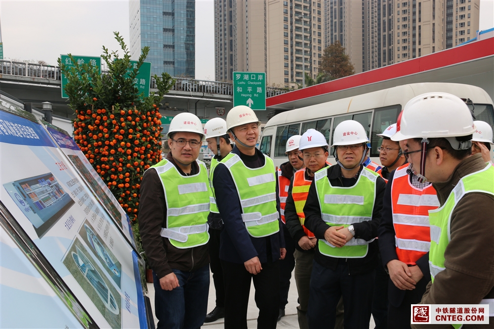 1.听取项目建设情况汇报.jpg