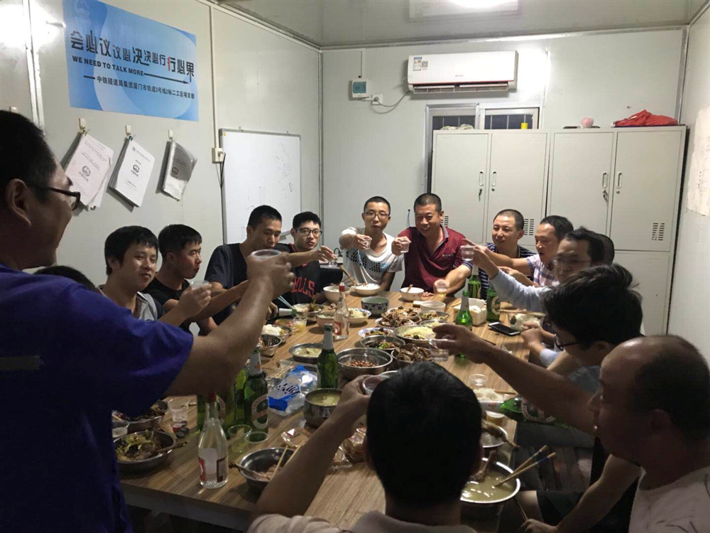 最美佳肴：工棚把酒庆中秋.jpg