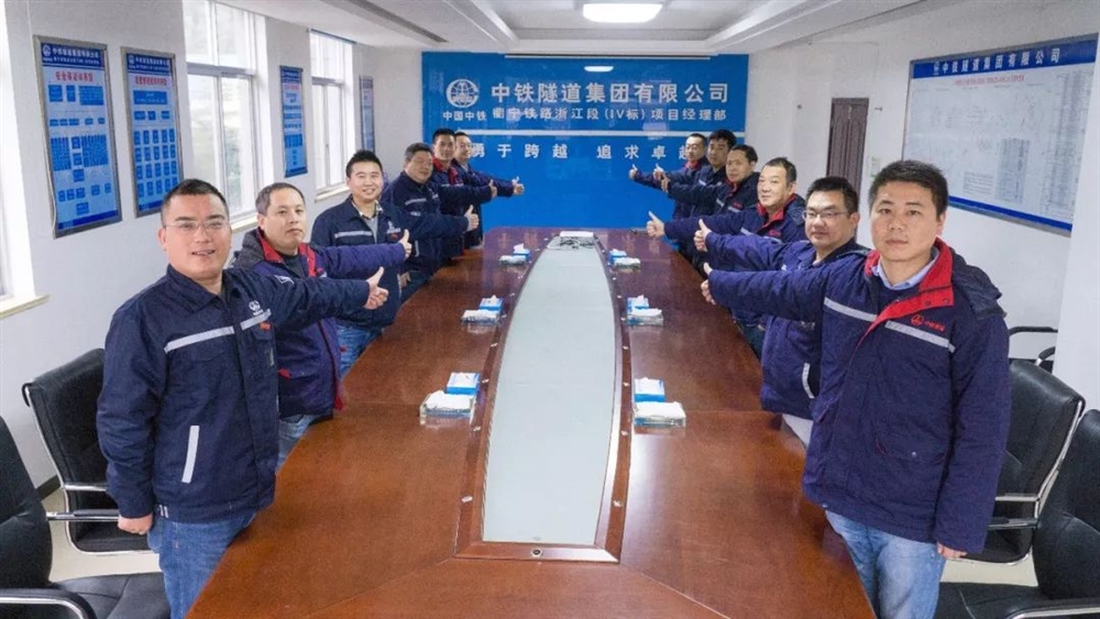 640B1O9UDEV.jpg