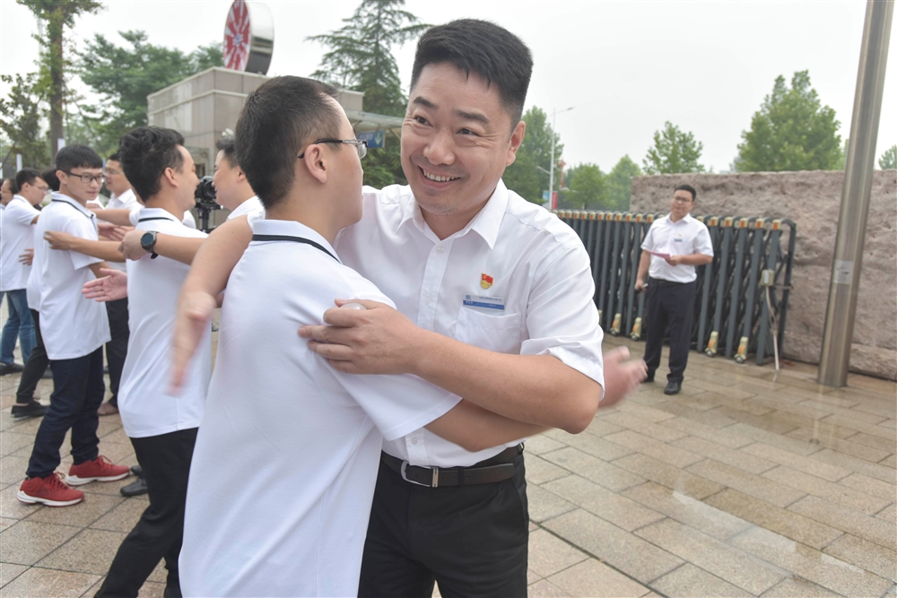 9新老员工拥抱(1).jpg