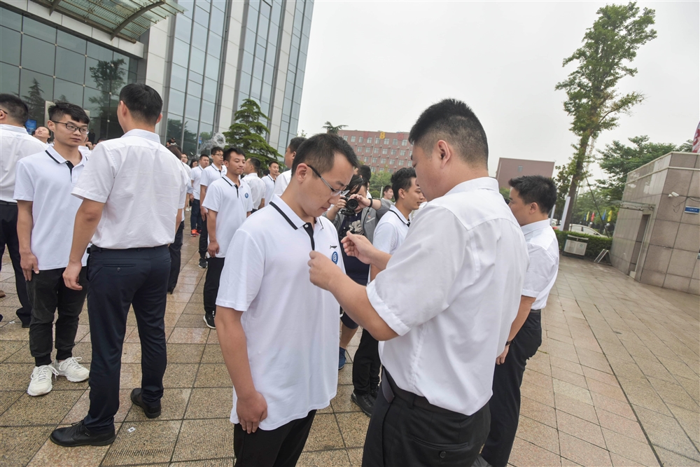 2老员工为新员工佩戴徽章(1).jpg