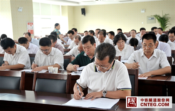 8月29日,公司高管、三总师副职,部门副职以上人员参加了此次考试.jpg