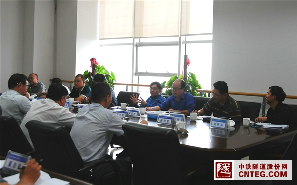 9月24日，集团公司总经理唐忠来到郑州调研公司贯彻落实工程项目精细化管理情况.JPG