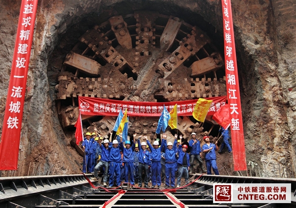 10月16日，长株潭城际铁路综合I标湘江隧道开福寺～滨江新城站区间左线顺利贯通.JPG