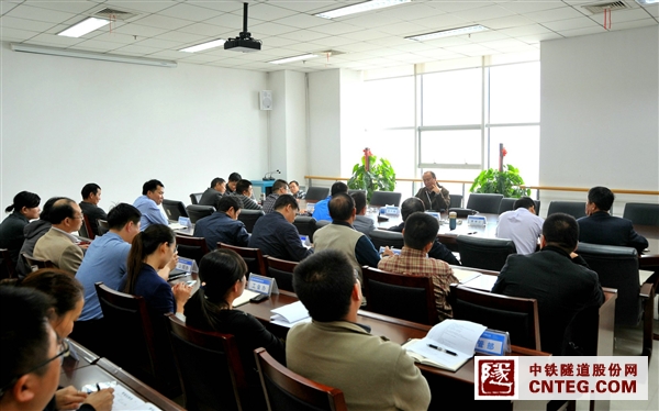10月21日，集团公司副总经理王水海来到公司，就工程项目精细化管理所涵盖的内容和推进过程可能遇到的突出性问题及应对措施与公司各部门负责人进行了交流.JPG