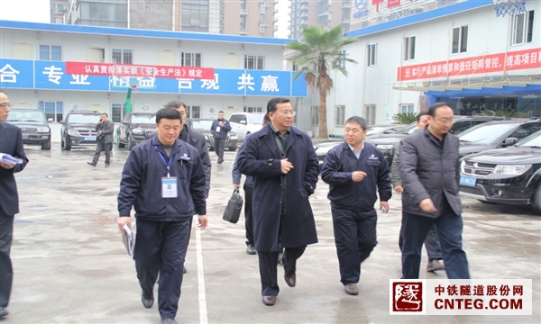 12月18日,中国中铁总裁戴和根来到由公司承建的重庆轨道交通五号线5104标检查精细化管理工作.jpg